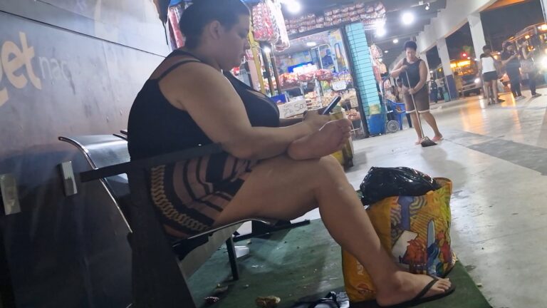 candid chubby girl feet