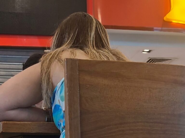 candid feet cute blonde in foodcourt