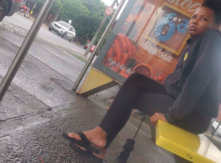 ebony candid feet shaking